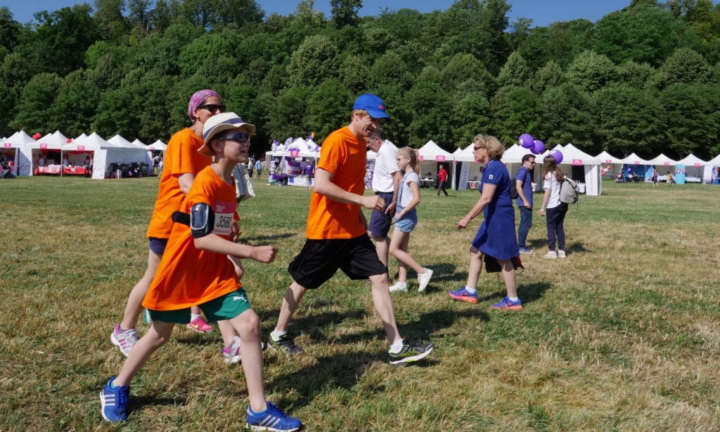 Bénévoles et familles réunis lors de la Course des Héros, événement de l'association F-A-H-I-M pour les enfants atteints de tumeur cérébrale | Guillaume Canet